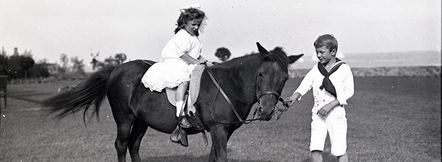 Columbus O' Donnell Iselin and Marie Iselin LaFarge on a horse (WCHS EIB-095)